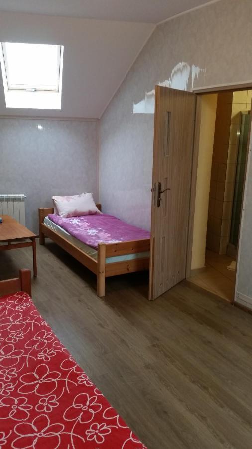 Pokoje Goscinne "U Karola" Pracownicze Ścinawa Exterior photo