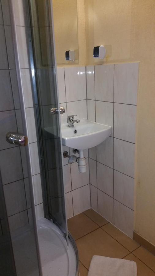 Pokoje Goscinne "U Karola" Pracownicze Ścinawa Exterior photo