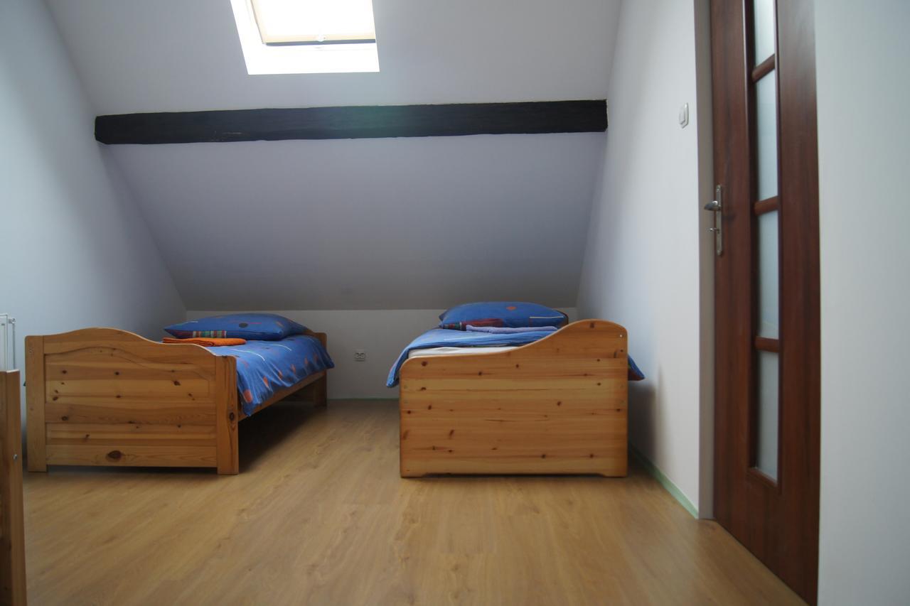 Pokoje Goscinne "U Karola" Pracownicze Ścinawa Exterior photo